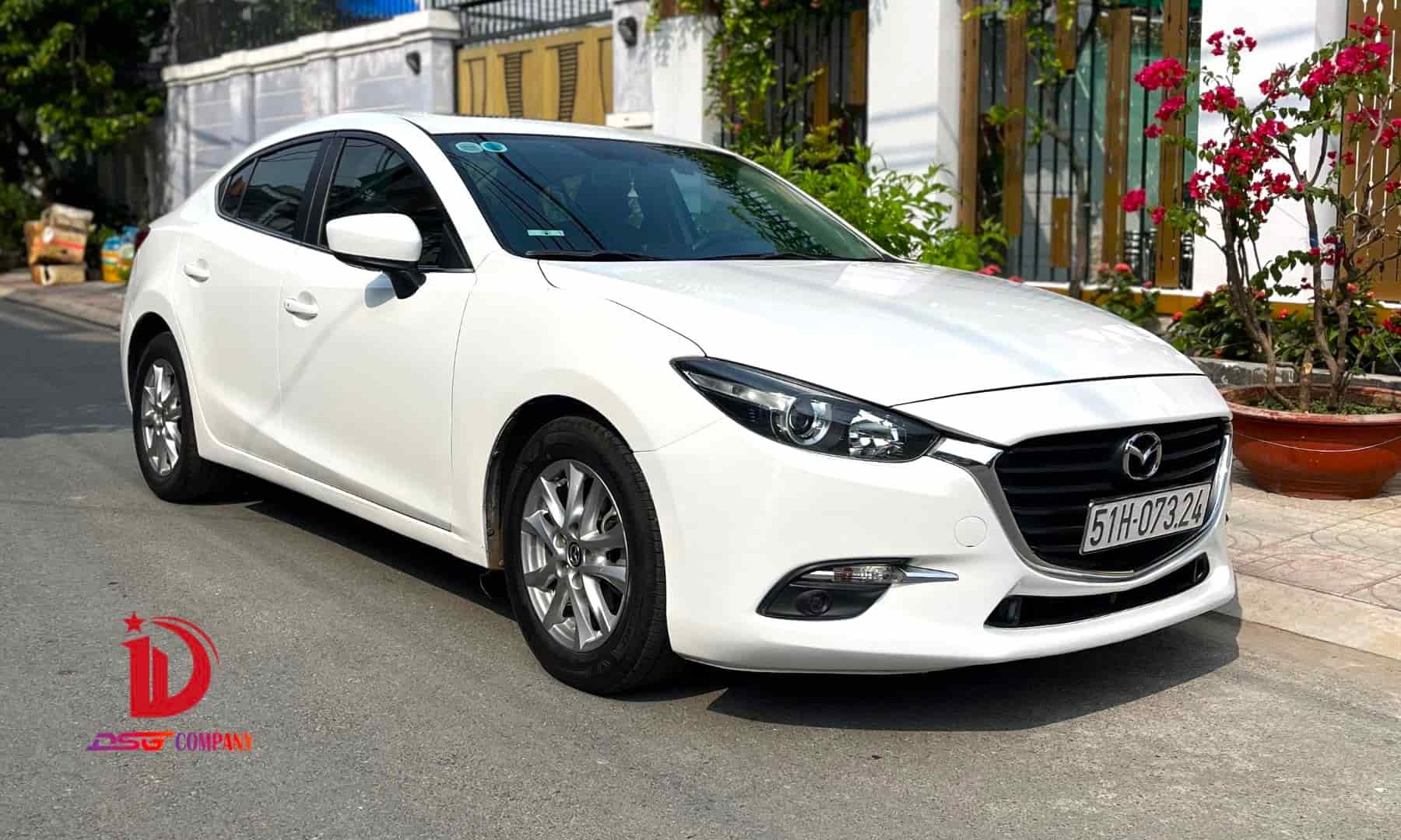 Mazda 3 Trắng - Thuê xe tự lái tại TP.HCM